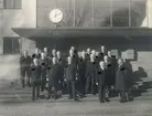 Guidning av nya stationshuset. Falköpings central. Övre raden från vänster: 1. skomakarmästare Carl Rydell, 2. maskiningenjör Von Bar, 3. portvakt Gustav Roos, 4. postmästare Enock Svedberg, 5. brandchef Bengt Raab, 6. stins Fant,7. doktor Uno Lindgren, 8. redaktör Karl Lantz, 9. prosten Fritz Wetterholm, 10. telekommissarie Birger Åkerman, 11. apotekare S.G. Wickelgren, 12. doktor N.A. Ahlberg, 13. fastågast. Karl Johansson, 14. ingenjör direktör Erik Hagman, 15. direktör G.W. Nymberg, 16. direktör Primus Forss, 17. trafikinspektör C.M. Paulsen, 18. distriktschef Gösta Dahlberg, 19. rektor Harald Wagner, 20. direktör Josef Haglund, 21. baningenjör Jarl Stanzén.