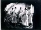 Lasarettsläkare Karl A. Schiller vid operation, foto omkr. 1900.