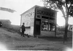 Utställningen 1910. Lindgrens kiosk. Denna låg på tandläk. Magnussons nuv. tomt S:t Olofsgatan 31, mitt emot utställningsentrén.