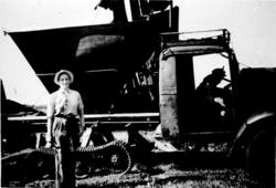 Astrid Johansson och Karl Grimling vid torvverket på Nyhem 1