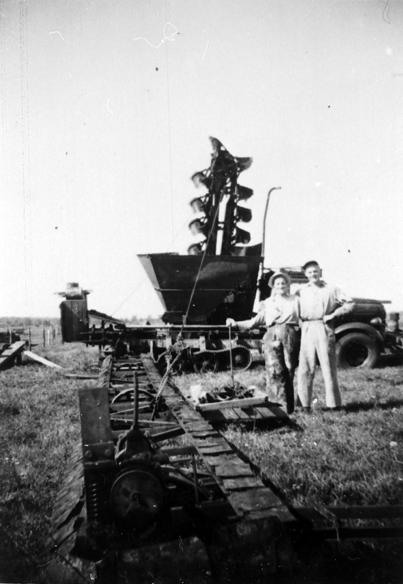 Astrid och Nils Johansson vid torvverket på Nyhem 1955.