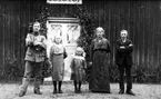 Hilmer, Märta, Astrid, Anna och Carl Göthe i Backgården, Hällestad.