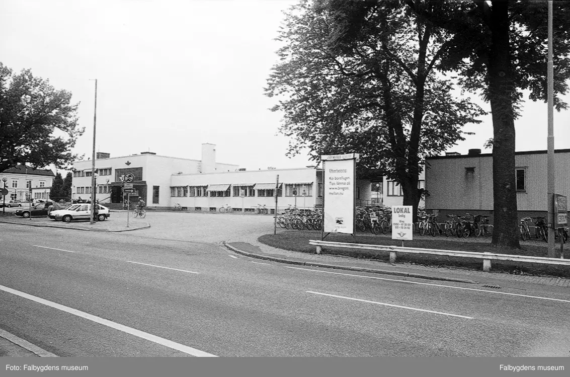 Utanför järnvägsstationen. Utbyggnad inför rivning.