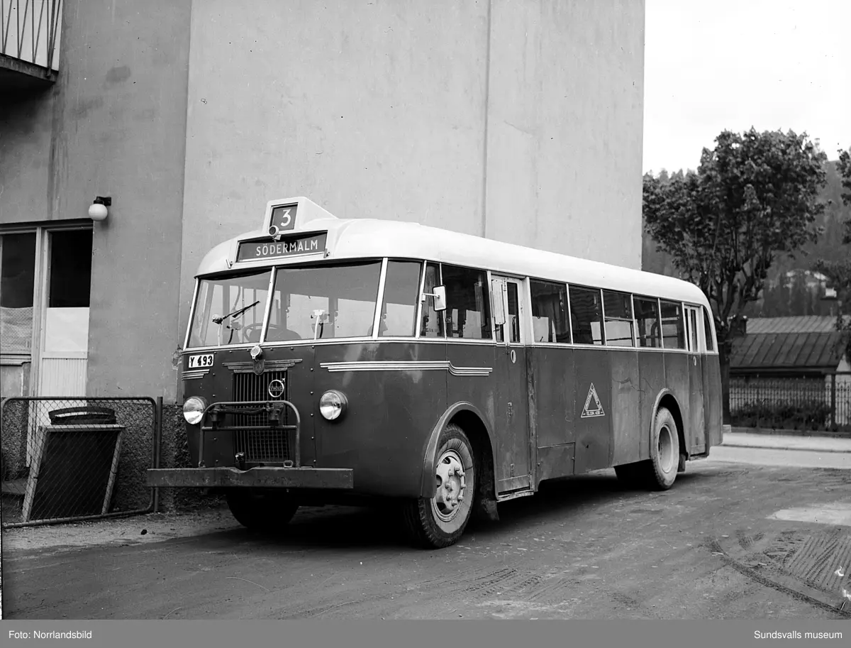 Södermalmsbussen fotograferad invid macken som låg vid Storgatan-Hovrättsbacken. Bakom syns hörnhuset i kvarteret Målaren där det numera (2016) är polisstation.