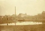 Stadsparken när den var nyanlagd (1897), mitt i bild varmbadhuset, till höger centralskolans äldsta byggnad.