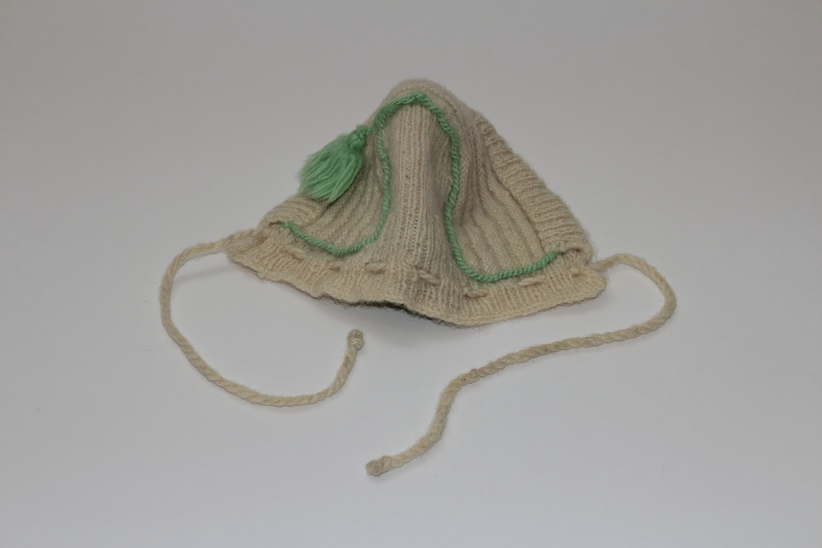 Strikka ullhue m. bomullsfor
Tvinna grøn smor og dusk påsydd til pynt