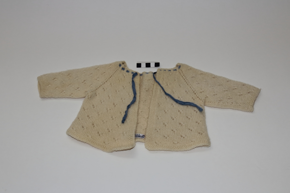 Strikka ulljakke.
Glattstrikk m. hullmønster
perlestrikk - kantar
raglanfelling
blå knytesnor i hals - silke