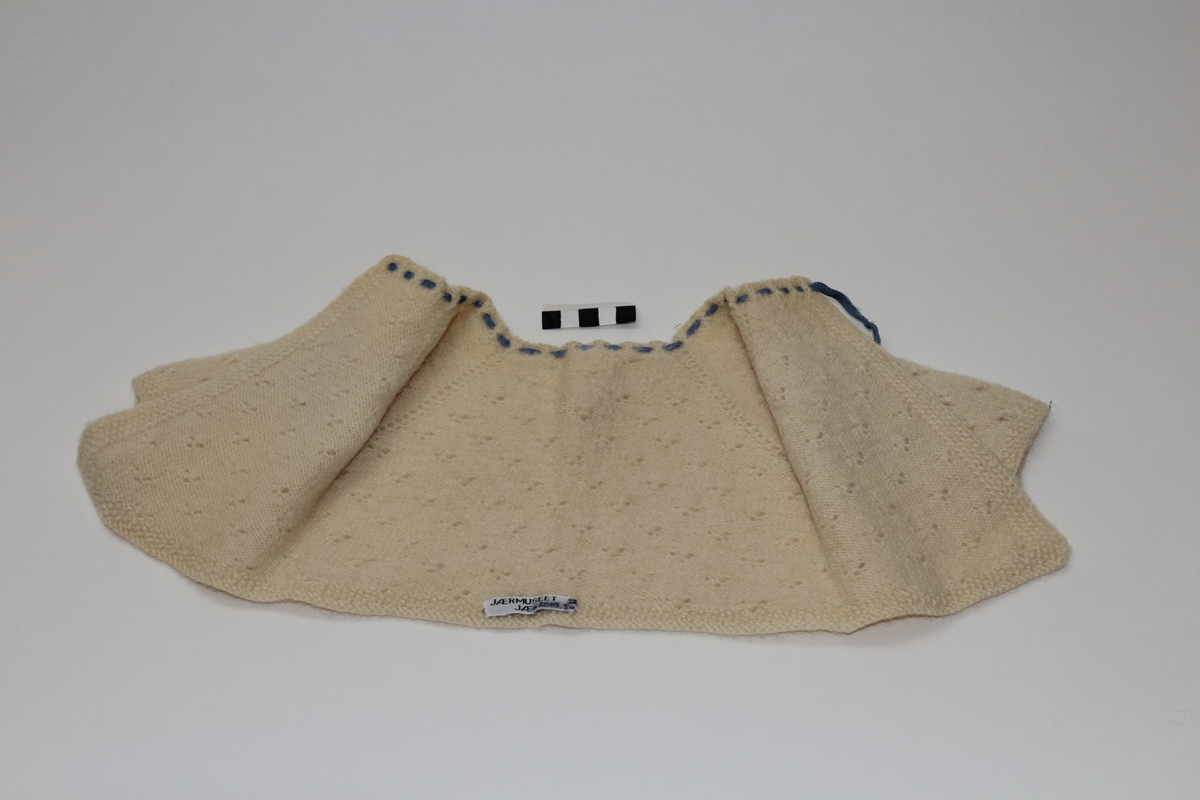 Strikka ulljakke.
Glattstrikk m. hullmønster
perlestrikk - kantar
raglanfelling
blå knytesnor i hals - silke