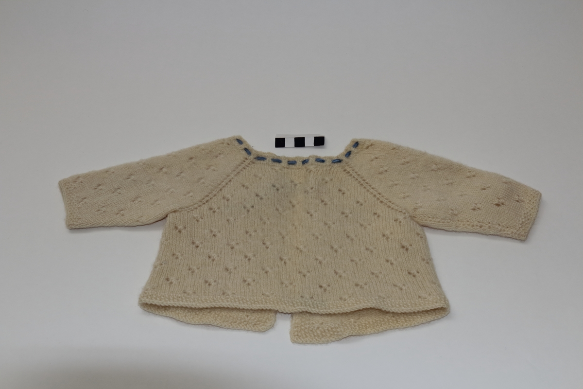 Strikka ulljakke.
Glattstrikk m. hullmønster
perlestrikk - kantar
raglanfelling
blå knytesnor i hals - silke