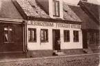 L. H. Borgströms Fotografi-atelier på Algatan, 1895, Kvarteret Triangeln.