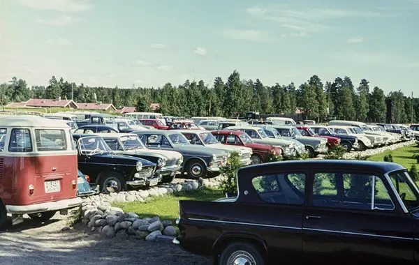 Bildet viser en rekke eldre biler parkert under arrangement på museet i 1967