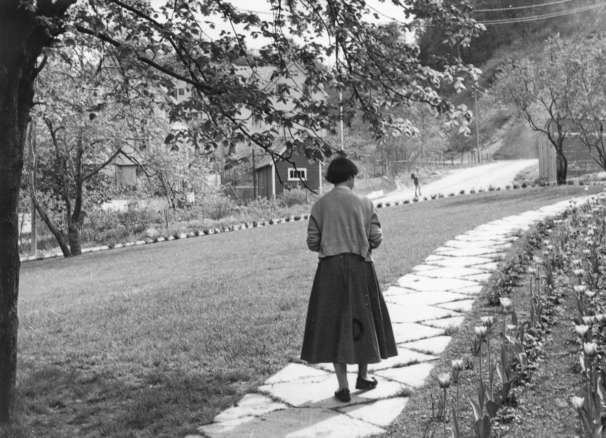 Kvinne spaserar i parken som vart anlagt av kommunen i 1954. 