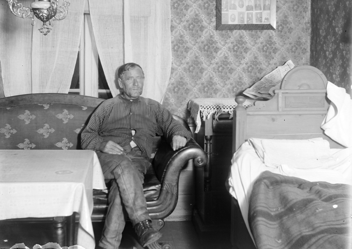 Salmaker Peder Bratlien 1859-1944 , ungkar. Bodde på ett rom i Bratlien 634-2. Se Nes bygdebok, bind 2, dle 3 side 709.