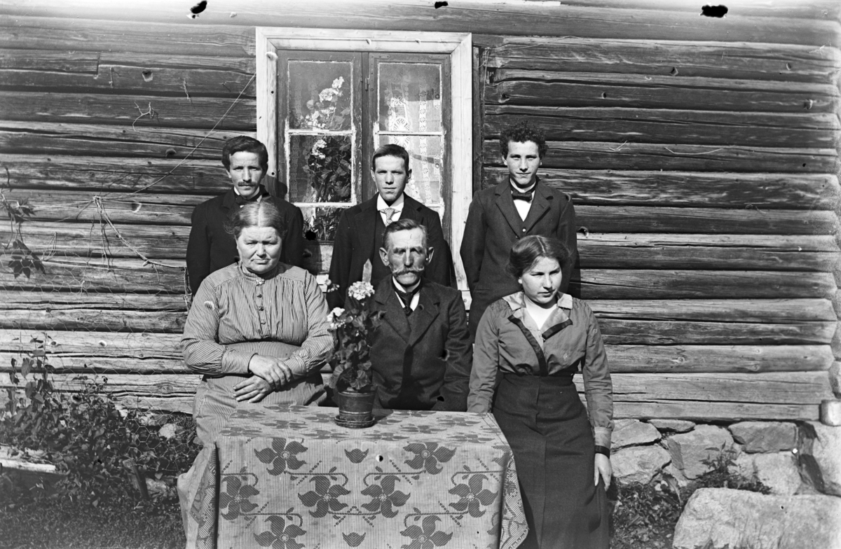 Evenrud. 634-3. Nes H. Foran f.v Marie Kristoffersdatter f. Bratlien 1857-1920, Peder Johannesen Bratlien (Skalmerudbakken) 1856-1920 og datter Karen 1894-1956. Bak sønnene Kristian 1891-1954, Johan 1896-1955, Petter 1899-1970.