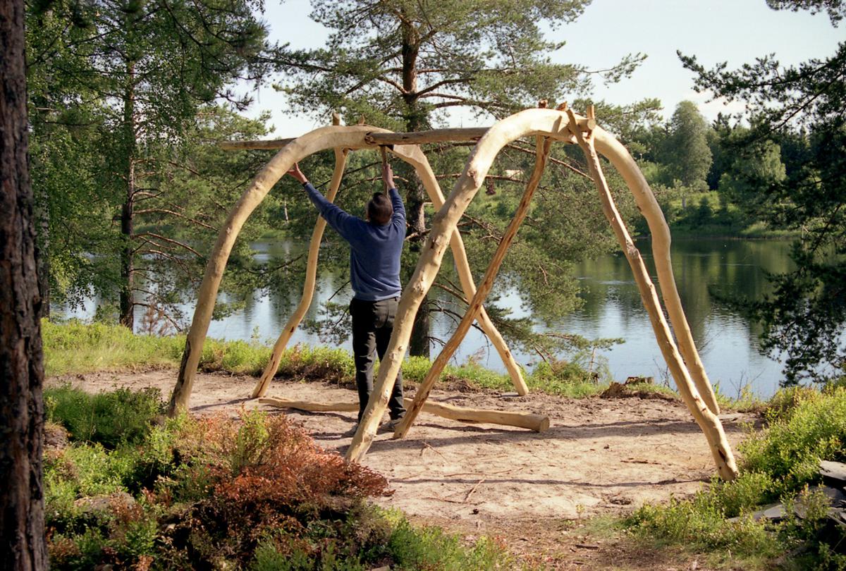 Jonad Danielsen fra Engerdal setter opp vintergamma. Her setter han opp bæreskjelettet i kroksperregamma.