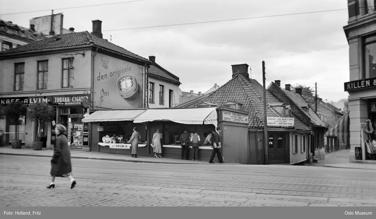 gateløp, bygårder, forretninger, Kafé Alvim, blomsterhandler, fiskehandler, trehusbebyggelse, mennesker, gateliv