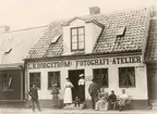 Fotograf  L. H. Borgström med familj framför huset på Algatan i kvarteret Triangeln, 89:0964, negativ 70:987.