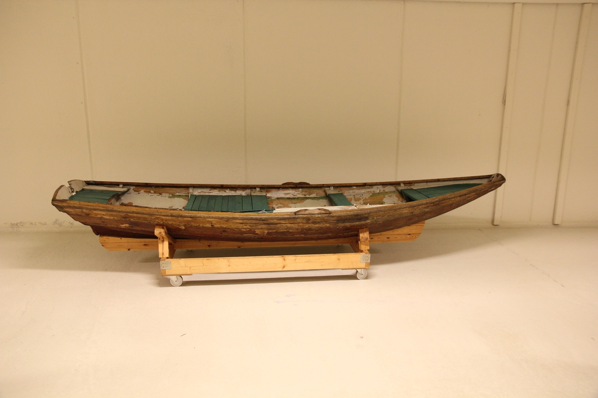 Prammen har tre tofter, fiskekum, plikt forut og akter, 4 bordganger på hver side,   utvendig bunnbord, sekundært feste for påhengsmotor på akterspeilet og tollegang for ett årepar. Ett par årer hører med. De er grå- og grønnmalte.  L=244cm. Innkommet sammen med NSM.11404 ( ruse ).