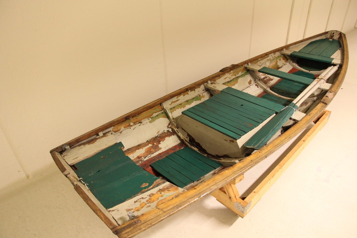 Prammen har tre tofter, fiskekum, plikt forut og akter, 4 bordganger på hver side,   utvendig bunnbord, sekundært feste for påhengsmotor på akterspeilet og tollegang for ett årepar. Ett par årer hører med. De er grå- og grønnmalte.  L=244cm. Innkommet sammen med NSM.11404 ( ruse ).