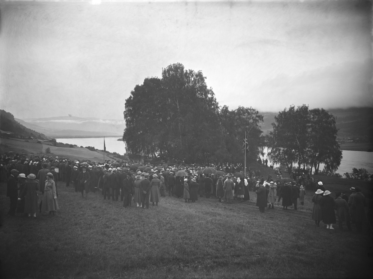 Olavshaugen  på Hundorp ca 1907, Gruppe personer, landskap,gårder, elv, flagg, trær,