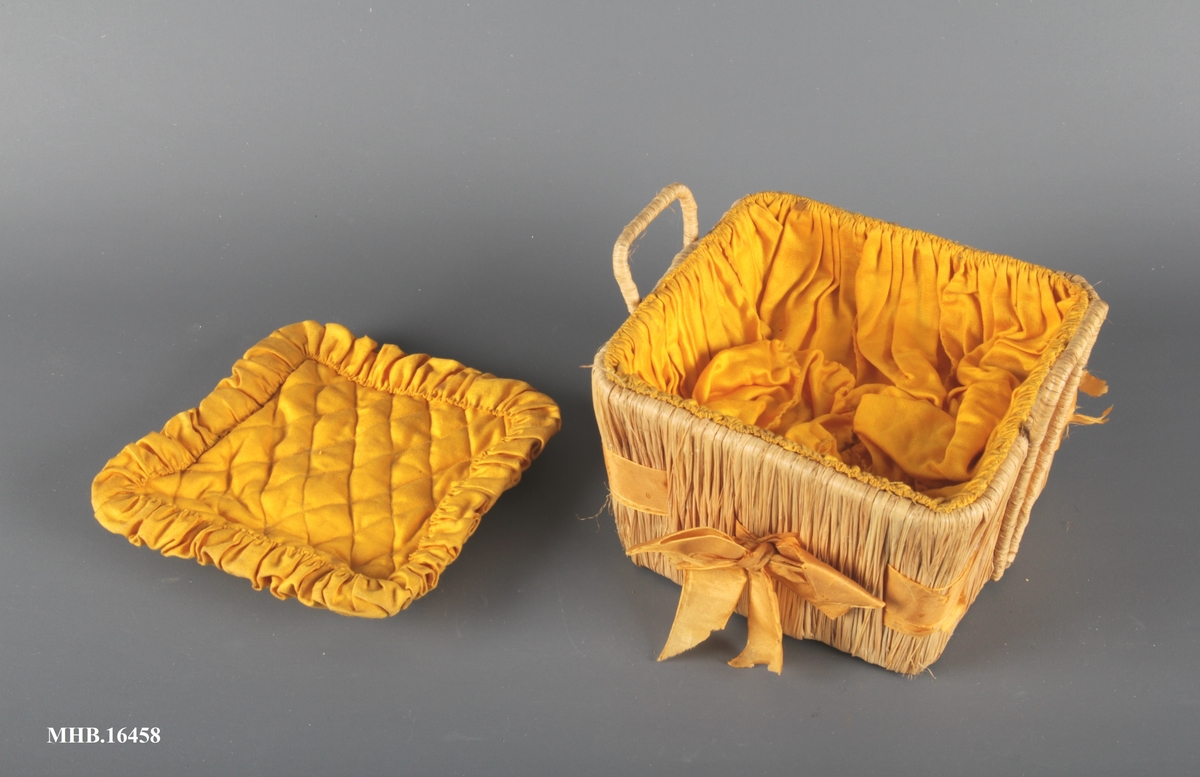 Flettet firkantet kurv med to håndtak