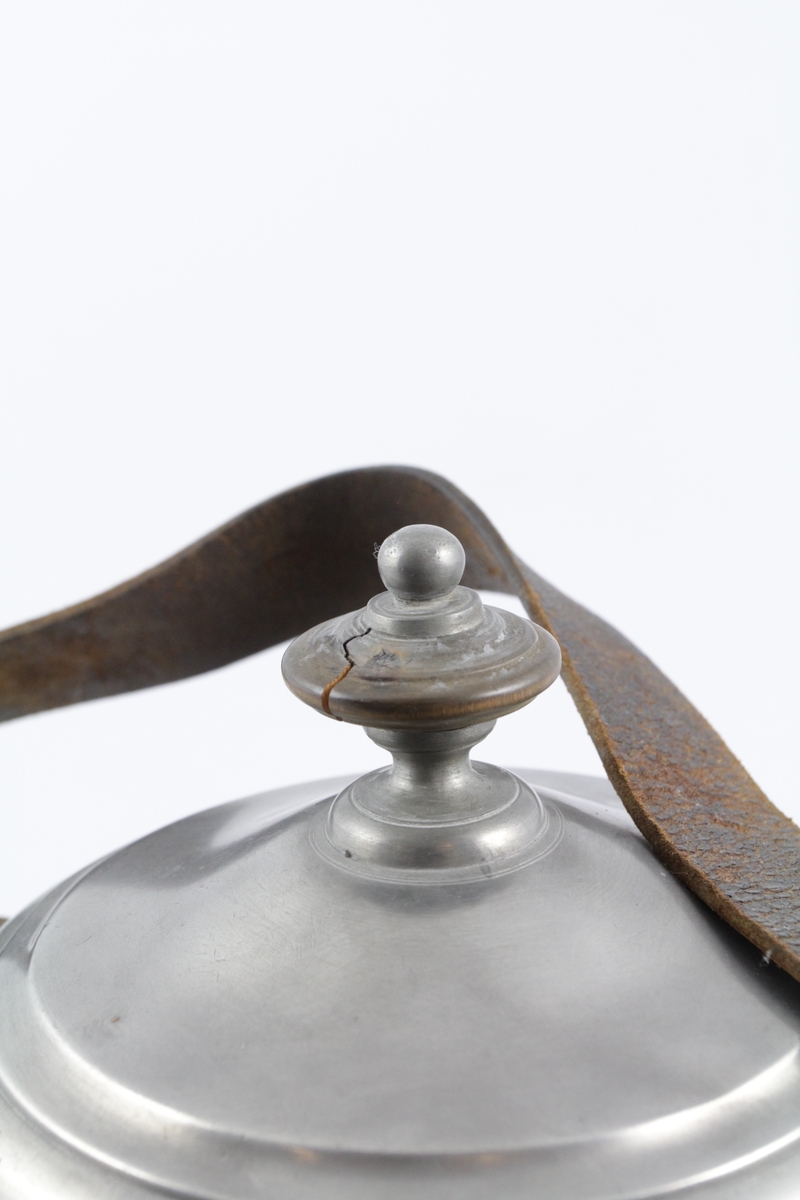 Matspann av fire deler og bærerem. 

a: Beholder. Nederste. Sirkelrund bunn med lav fotring, utbuket side, innsnevret rand. To bøyleformede hanker over snelleformet knapp. 

b: Beholder. Midtre. Sirkelrund. Svakt hvelvet bunn, med horisontal kant. vertikal side profilert ved kanten, og forsynt med to rettvinklede ører. 

c: Beholder. Som b. 

d: Lokk. Sirkelrundt, hvelvet, prydet med to konsentriske linjer, horisontal kant og dreiet knapp av tinn og tre. 

e: Rem. til å bære og forbinde delene. Lær, brun, flat med fire spaltelignende hull.