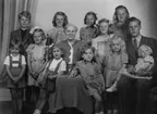 Foto taget i Johnssons ateljéer ca 1948. På bilden sitter Hilda Olsson, född på Upplands gård i Maglarp, omgiven av sina barnbarn. Hon gifte sig sedan med lantbrukaren Olof Persson.
Uppgifter lämnade 2014 av Bengt Andersson som sitter längst till höger i kavaj och slips. Bengt Andersson arbetade vid Tullverket och var chef på Posttullen som ansvarade för kontrollen av från utlandet inkommande postpaket vid Posten Trelleborg Utrikes. Han var även moderat politiker under några år.