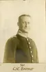 Porträtt av Carl Hugo Broms, officer vid Göta Livgarde I 2.

Se även bild AMA.0000994.