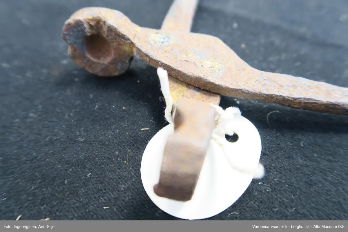 Form: Forma åpnes som en tang etter støpingen. Støpeforma er til 10 mm rund blykule.