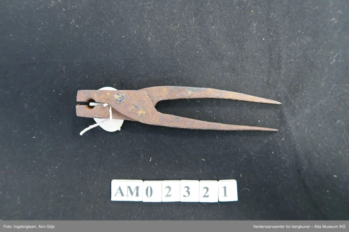Form: Forma åpnes som en tang etter støpingen. Støpeforma er til 10 mm rund blykule.