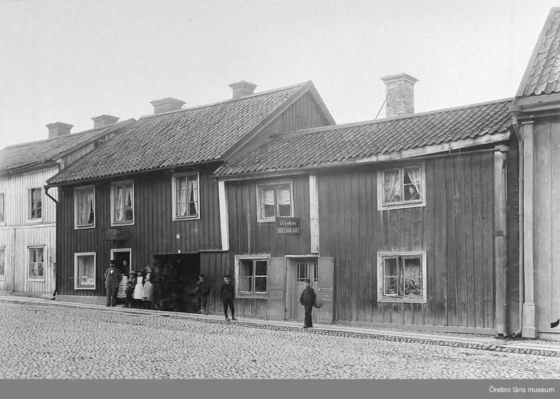 Gamla Örebrobilder, stadsgata och bostadshus.
(Reproduktion den 4 november 1944 efter äldre bild)