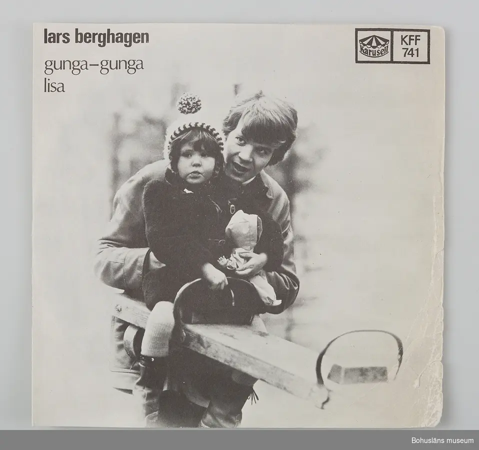Skivfodral av papper med singelskiva placerad i skivfodral av plast för singel- eller EP-skivor.
Lars Berghagen
Gunga-gunga
Lisa
Albumet har plastfickor med plats för 24 skivor och innehåller 19 skivfodral där själva skivan fattas i några fall, se UM032253 - UM032272.