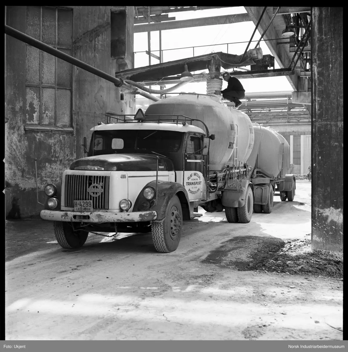 Biltransport av Mg0. Fylling på Eidanger Salpeterfabriker.