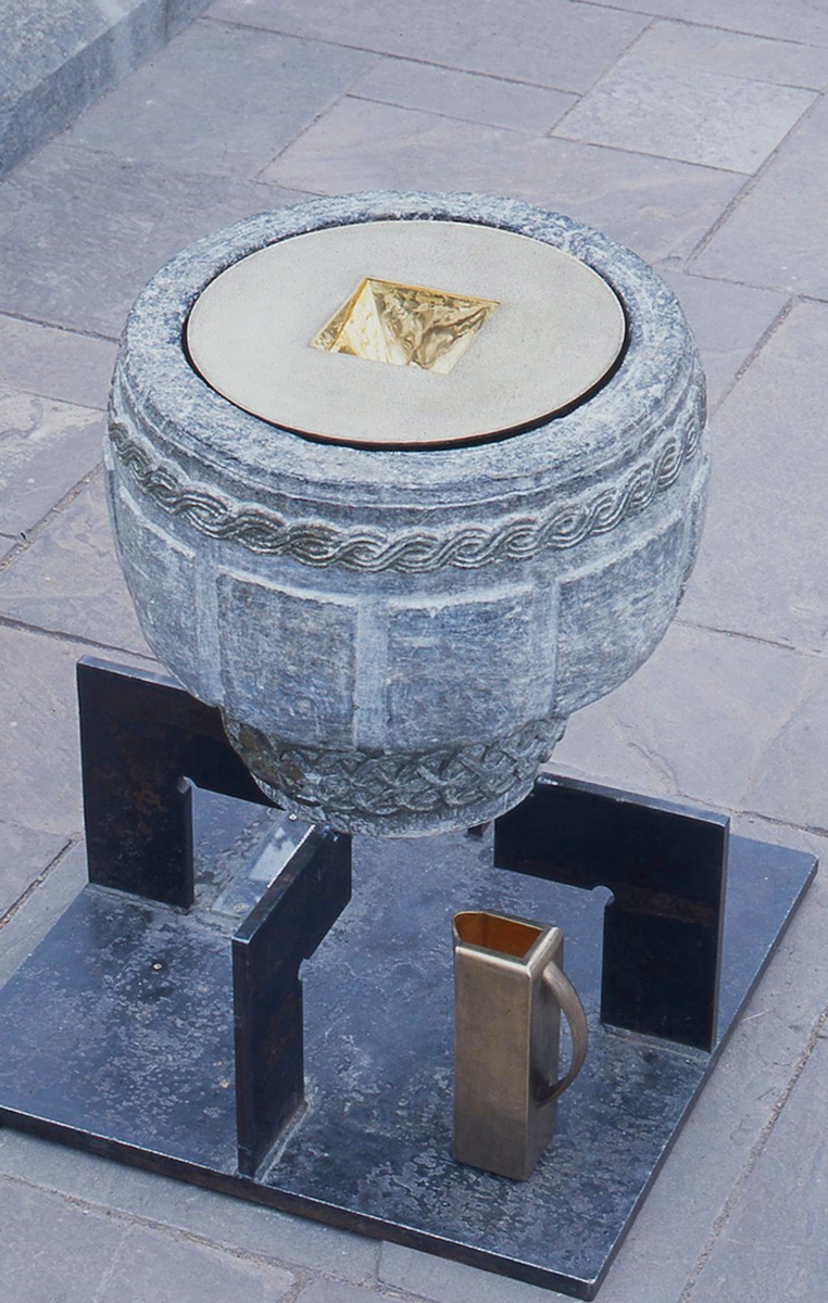 Døpefat og vannkanne  [Skulptur]