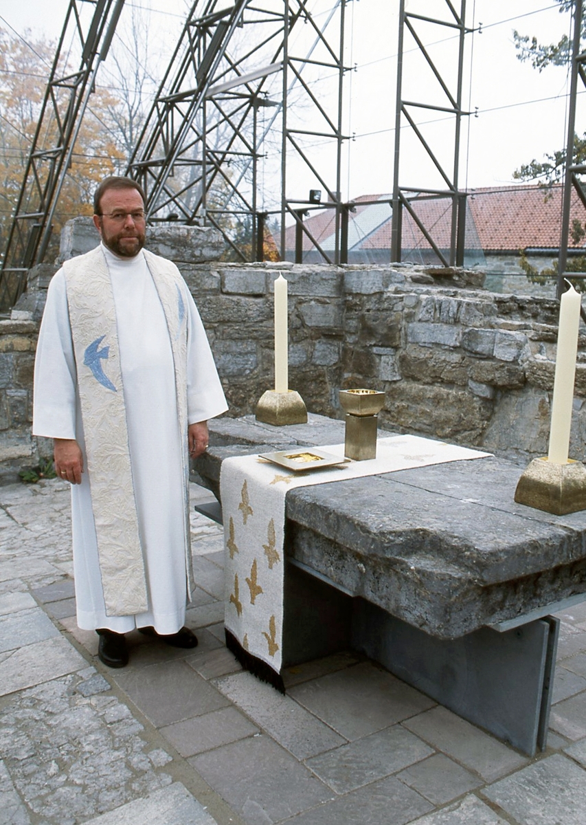Et av tre verk. Antependiumet (duken) blir brukt under messer og gudstjenester som feires av Den norske kirke og Den katolske kirke. Motivet er hentet fra Matteusevangeliet. 6. 26-28 (fra bergprekenen; "Se på himmelens fugler (...) Akt på liljene på marken...")
Verkets hovedfarge er hvit med innslag av sølv. De franske liljene er i gull. Liljen skal symbolisere den hellige treenighet og Maria, Jesu mor. Den hvite fargen står for renhet, hellighet og uskyld.
