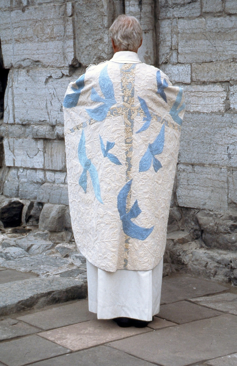 Ett av tre verk. Verket er håndvevet i naturhvit bomull med ullbroderier. Broderiene er laget i moulinegarn i ulike blåtoner, sølv og gull.
Messehakelens hovedfarge er hvit med broderier av blå duer og svaler, på baksiden et kors i gull. 
Duen er det viktigste symbolet på den Hellige Ånd og den eneste fuglen som ble brukt ved de gammeltestamentlige ofringene. Duen ved Jesu dåp skal symbolisere at syndens makt er brutt. Svalen kalles ofte Mariafuglen og det sies at svalen kommer om våren på Jomfru Marias bebudelsesdag 25 mars, og reiser på hennes fødselsdag 8 september. Ved kirkeinnvielser står blått for himlens og havets farge og leder tanken hen på det overjordiske, det guddommelige, og trofastheten.