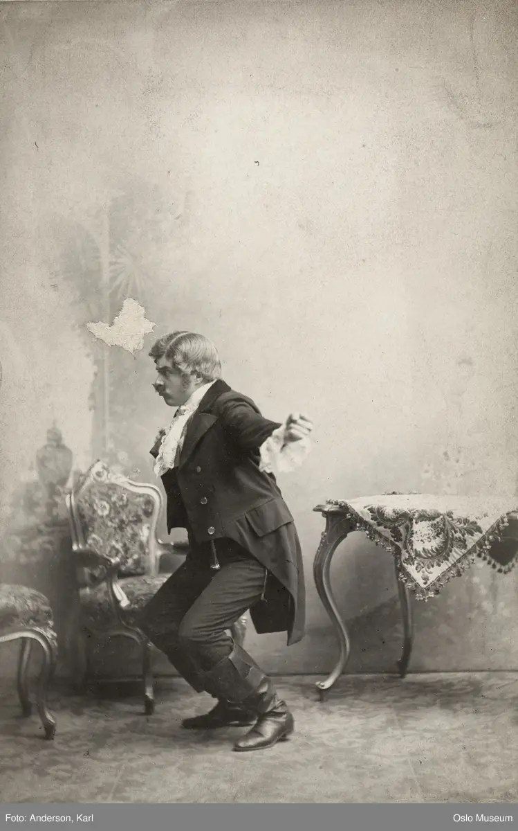 portrett, mann, skuespiller, rollebilde, Jan Wiedewelt i "Lindelin" på Christiania Theater, kostyme, stående helfigur