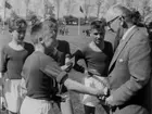 Liljeborgsskolan blev Skånska skolmästare i fotboll 1958. Till vänster Roland Engdahl, mottagare av pris Björn Edvardsson, till vänster om prisutdelaren Jan Andersson, foto Cederholm Foto Helge Bengtsson Östergatan 13 tel 1421.