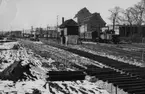 Färjebangården i Trelleborg utökas, utläggandet av det nya spårområdet har redan börjat och i den östra delen arbetar planeringsmaskinerna ända bort mot Scans nedlagda fabrik 18/3 1962.