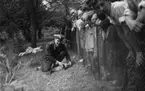 Självporträtt, Fredrik W Nilsson och sälen Isak i Stadsparken juli 1943.