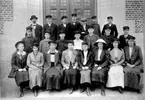 Samskolan 1912 klass 5. Adjunkt B Malmström. Första raden fr.v. Märta Petri, Gunhild Belfrage, Jenny Leijon, Lina Fredriksson, Torborg Andersson, Sva Lagerborg, ? Gustavsson, Annie Landin. Andra raden fr.v. Vilhelm Lundström, Nils Lundahl, Erik Johansson, Harald Schiller, Torsten ?, Gösta Dahl. Tredje fr.v. Birger Malmström, Karl-Axel Lindblom, ? Hallberg, ?, Sven Karlsson, Lars Hansson, Knut Karlsson.