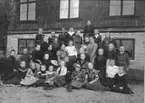 Folkskolan. Skolkort. Lärare, fru Augusta Hallenius, död 1939. Lärare, frk. Maria Josefsson, född 1864, död 1955.