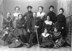 Övre raden från vänster: Henny Johansson, Hildur Engdahl, Elisabeth Andersson, Siri Engdahl, Adele Micklander lärarinna. Sittande: Elsa Ahlberg, Elsa Haglund-Kilander, Ella Neuman. År 1904.