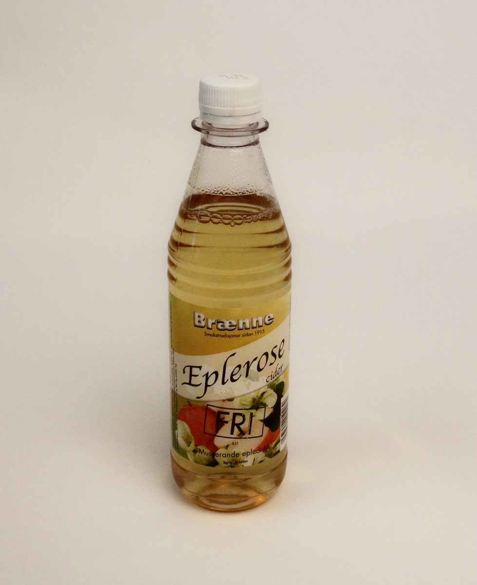 Brusflaskene har begge ein etikett med bilete av epler og epleroser på gul bakgrunn. Produktnamn på skrå over etiketten. Alle trykt skrift i svart.