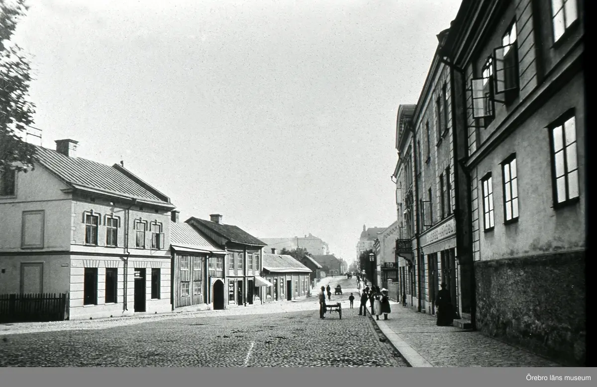 Storgatan söderut från Strömersgatan. Huset närmast till höger är gamla Hospitalshuset byggt 1782. 
Bilden är tagen ca 1895.