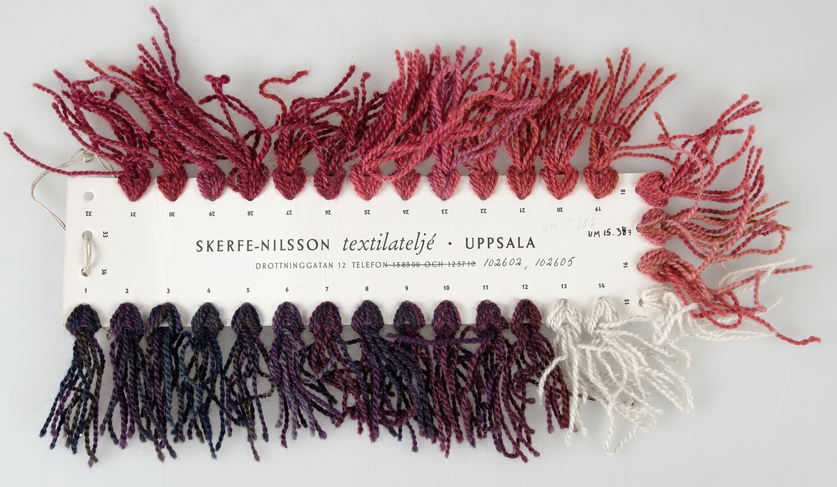 Skiss i olja och garnkarta 50X26 cm med ullgarn till ryan "Svartkonst". Signerad Ingrid Skerfe 1964. Färger nyanser rött och lila. På baksidan av skissen står skrivet av I:S: "Uppväxt med borgerlighet. Mahognymöbler". Ett av de första mönstren-ännu bundet. Färgen avar det första som lossnade. " Svrtkonst" blev blå och svart". Text på garnkartan Skerfe-Nilsson textilatelje" Uppsala. Drottninggagatan 12 telefon 138399 och 123710 ( överstruket) senare skrivet 102602, 102605.