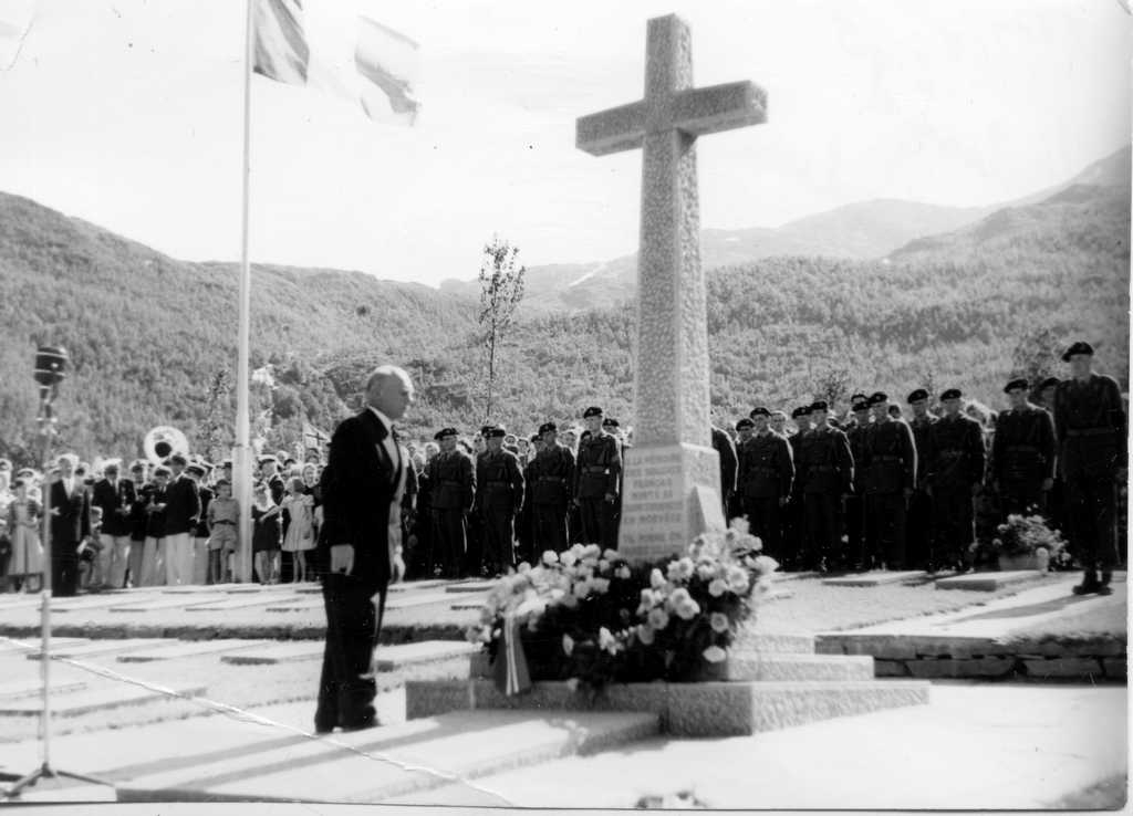 Forsvarsminister Kai Knudsen avduking av monument, et steinkors laget av billedhuggeren Per Palle Storm på den franske gravplassen. Narvik nye gravlund.