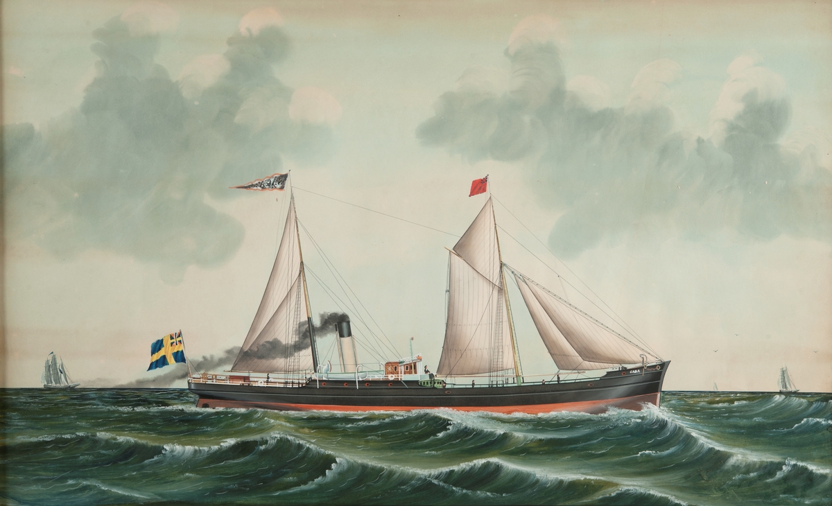 Oljemålning föreställande ångfartyg. I bakgrunden syns tre segelfartyg. Blågrönt hav med ljusblå himmel. Svart fartyg med röd botten. Gul skorsten med svart överdel. I aktern unionsflagga, på mesanmasten grå namnvimpel med röd kant, på focken engelska handelsflaggan.