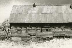 Dokumentasjonsbilder i serie av et gammelt småbruk med vånin