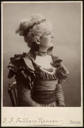 Brede Stoltenberg Selvig parodierer Sarah Bernhardt.